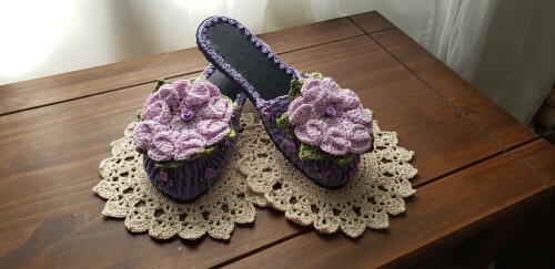 Chinelo de Quarto Crochê Flor Camélia Lilás (Numerações 34 e