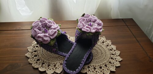 Chinelo de Quarto Crochê Flor Camélia Lilás (Numerações 34 e