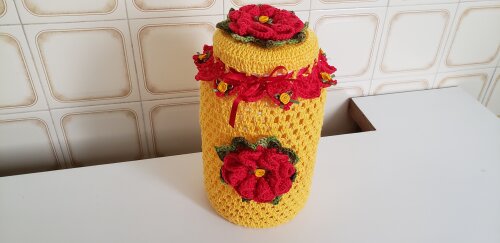 Capa Pote Conserva 3200 ml Crochê (Amarelo Flor Vermelha)