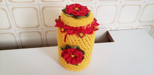 Capa Pote Conserva 3200 ml Crochê (Amarelo Flor Vermelha)