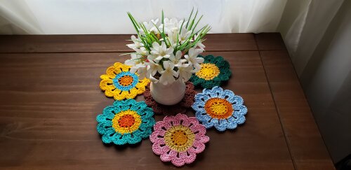 Toalhinha de Crochê Flores Japonesa Colorida 30 cm x 30 cm
