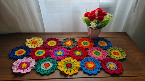 Trilho de Mesa em crochê Flores Japonesas (64 cm x 30 cm)