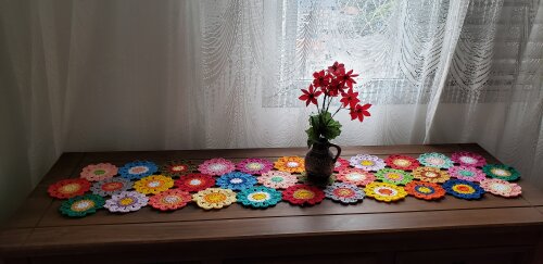 Trilho de Mesa em Crochê Flores Japonesas (1,30 cm x 30 cm)