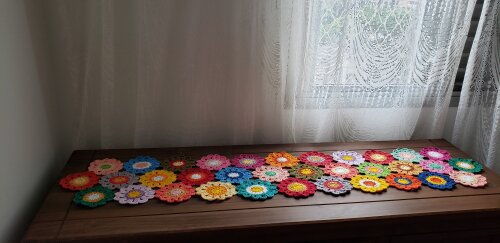 Trilho de Mesa em Crochê Flores Japonesas (1,30 cm x 30 cm)