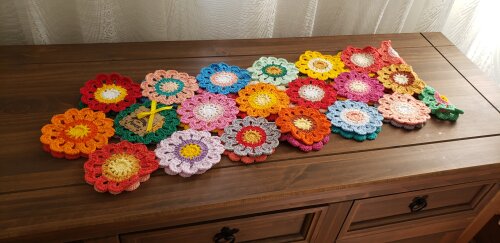 Trilho de Mesa em crochê Flores Japonesas (1,60 cm z 0,40 cm)