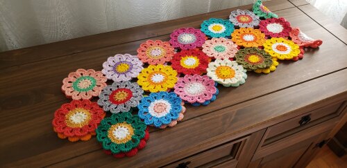 Trilho de Mesa em crochê Flores Japonesas (1,60 cm z 0,40 cm)