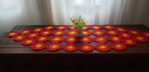 Trilho de Mesa em crochê Flores Japonesas Vermelha (1,2 cm x 0,40 cm)