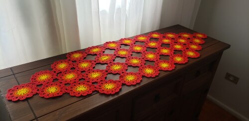 Trilho de Mesa em crochê Flores Japonesas Vermelha (1,2 cm x 0,4