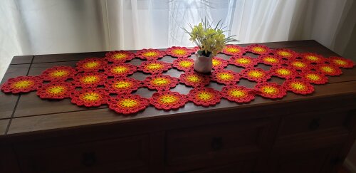 Trilho de Mesa em crochê Flores Japonesas Vermelha (1,2 cm x 0,4