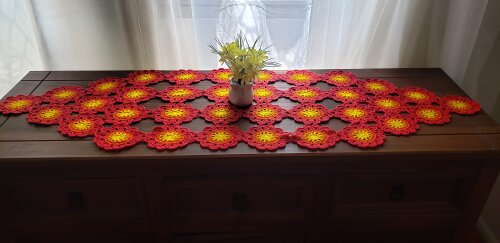 Trilho de Mesa em crochê Flores Japonesas Vermelha (1,2 cm x 0,4