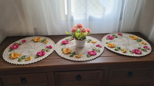 Caminho de Mesa em Crochê "Jardim das Flores"