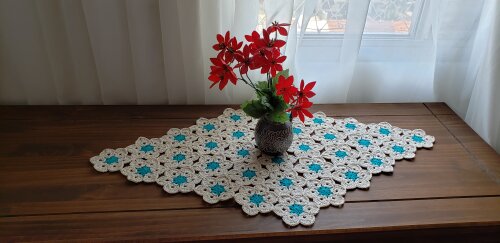 Centro de Mesa em Crochê Mini Flor Cru e Tifani