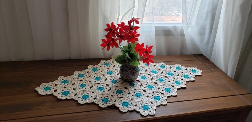 Centro de Mesa em Crochê Mini Flor Cru e Tifani