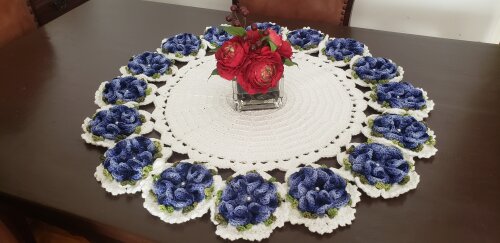 Centro de Mesa em Crochê Flores Azul Mesclado (70 cm)