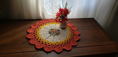 Centro de Mesa em Crochê Barrado Ferrugem (40 cm)