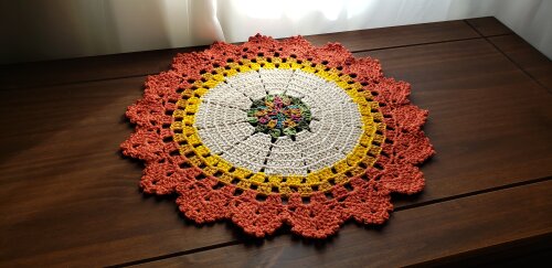 Centro de Mesa em Crochê Barrado Ferrugem (40 cm)