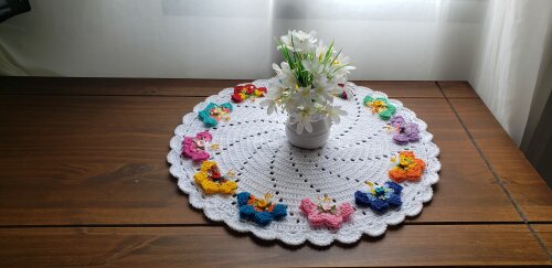 Centro de mesa em crochê Mini Borboletas (40 cm)