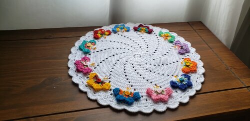 Centro de mesa em crochê Mini Borboletas (40 cm)
