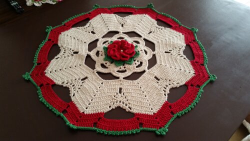 Centro de Mesa em Crochê Barrado Vermelho (60 cm )