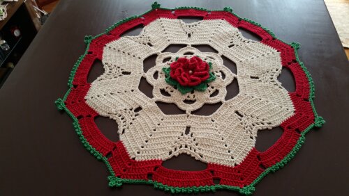 Centro de Mesa em Crochê Barrado Vermelho (60 cm )