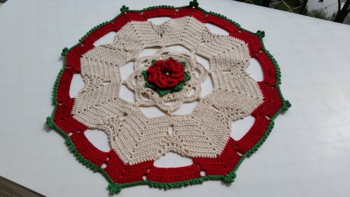 Centro de Mesa em Crochê Barrado Vermelho (60 cm )