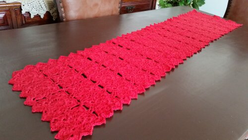Caminho de Mesa em Crochê Vermelho ( 1,30 cm )