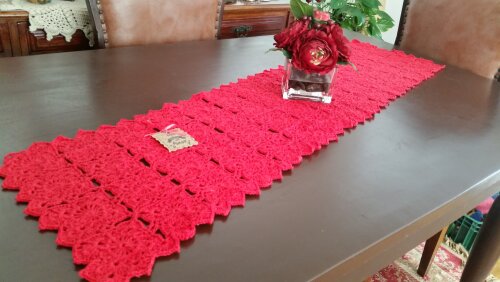 Caminho de Mesa em Crochê Vermelho ( 1,30 cm )