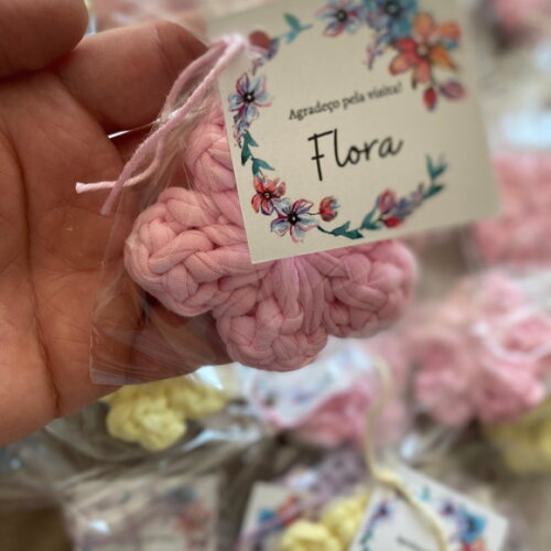 Kit 20 Lembrancinhas Chaveiro Flor Fio de Malha com Tag