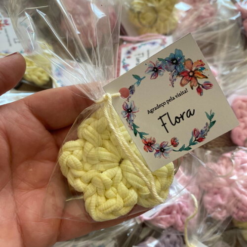 Kit 20 Lembrancinhas Chaveiro Flor Fio de Malha com Tag
