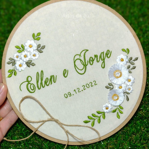 Porta Alianças Bordado - Flores Brancas e Folhas Verdes