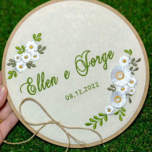 Porta Alianças Bordado - Flores Brancas e Folhas Verdes