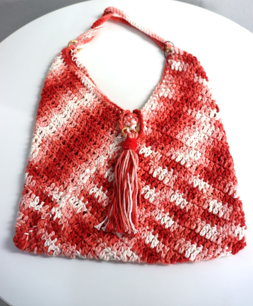 Bolsa em crochê vermelha e branca