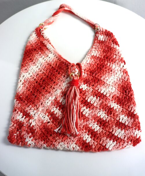 Bolsa em crochê vermelha e branca