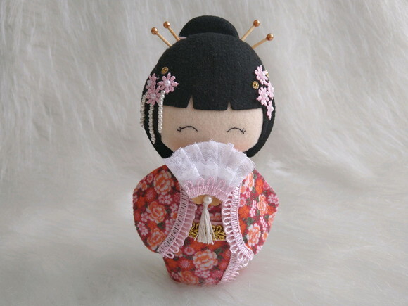 Boneca Kokeshi em em feltro