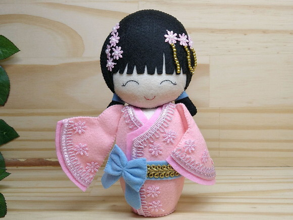 Boneca Kokeshi em feltro