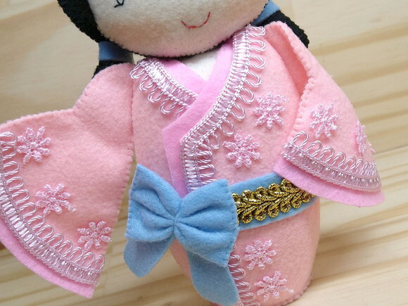 Boneca Kokeshi em feltro