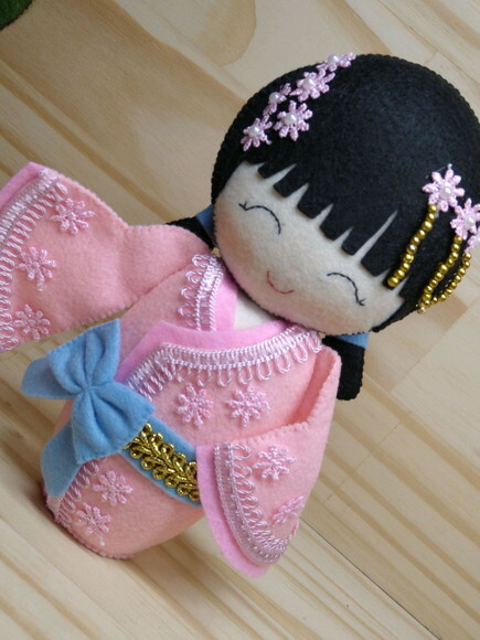 Boneca Kokeshi em feltro