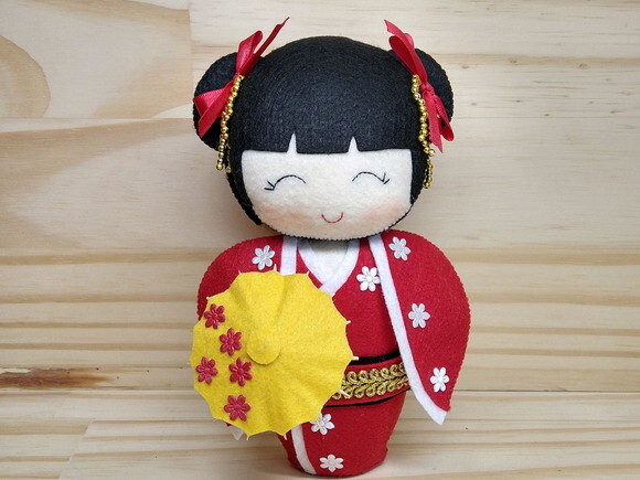 Boneca Kokeshi em feltro