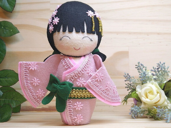 Boneca Kokeshi em feltro - 18 cm