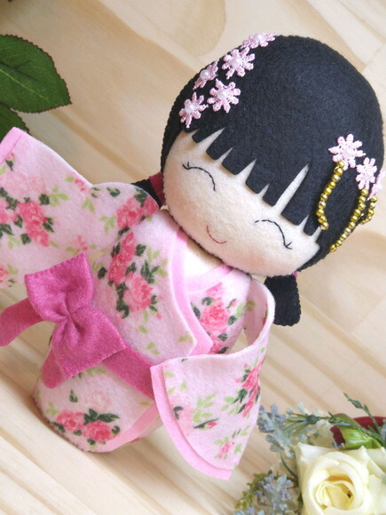 Boneca Kokeshi em feltro - 18 cm