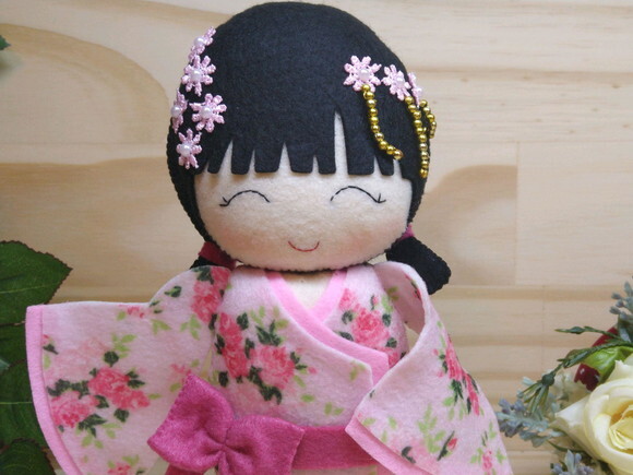 Boneca Kokeshi em feltro - 18 cm