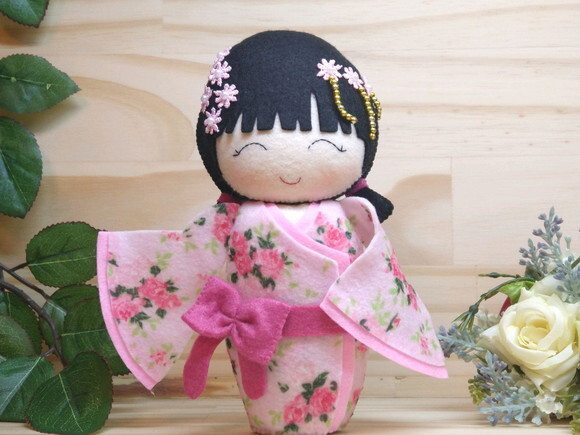 Boneca Kokeshi em feltro - 18 cm