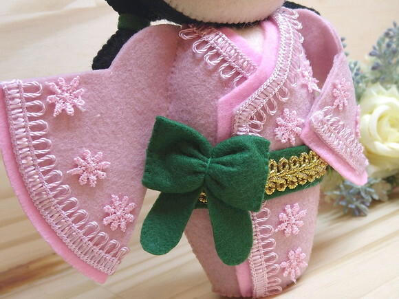 Boneca Kokeshi em feltro - 18 cm
