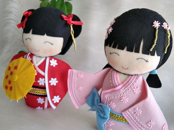 Boneca Kokeshi em feltro - 18 cm (as duas peças)