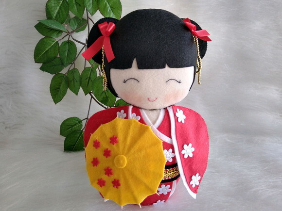 Boneca Kokeshi em feltro - 18 cm (as duas peças)
