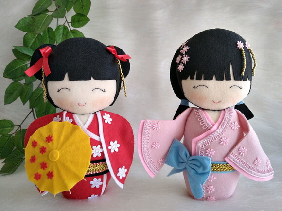 Boneca Kokeshi em feltro - 18 cm (as duas peças)