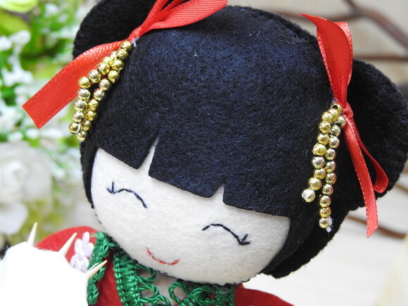 Boneca Kokeshi em feltro - 20 cm