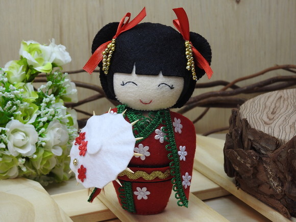 Boneca Kokeshi em feltro - 20 cm