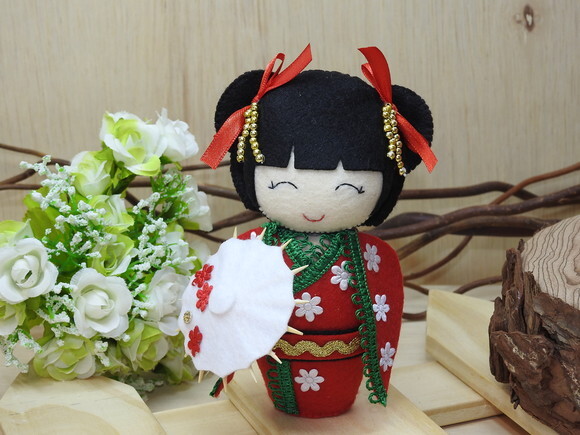 Boneca Kokeshi em feltro - 20 cm