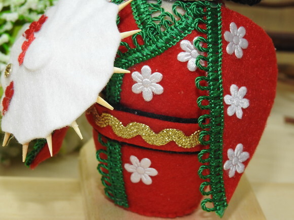 Boneca Kokeshi em feltro - 20 cm